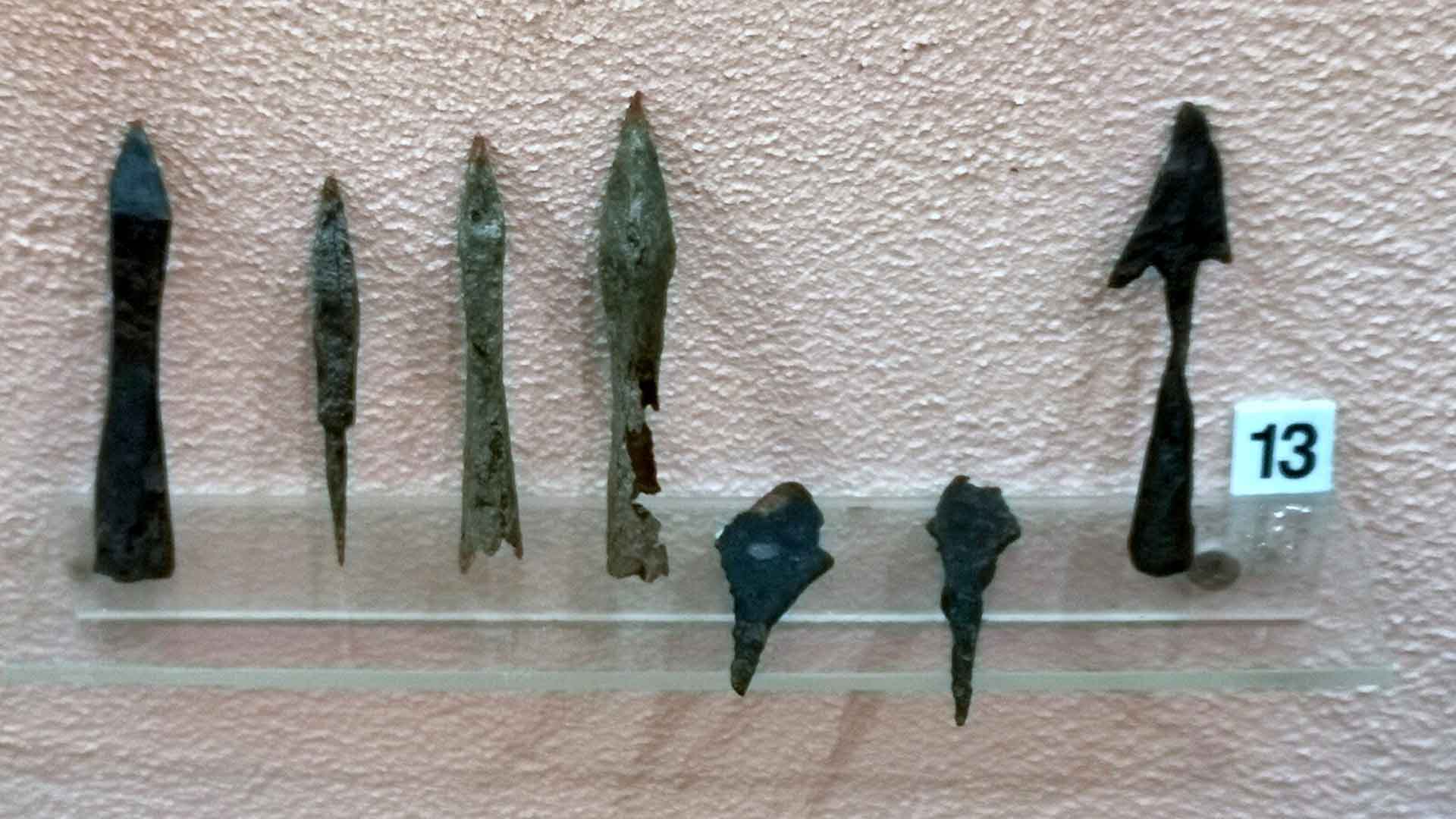 Illustrative museum display of arrowheads; not Jomfruland finds.